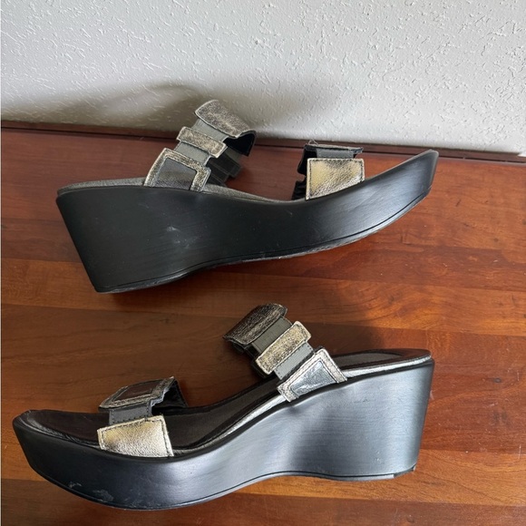 Naot Pewter Metallic Slip On Double Strap Wedge Sandal Womens 40 Casual Career - Picture 2 of 5